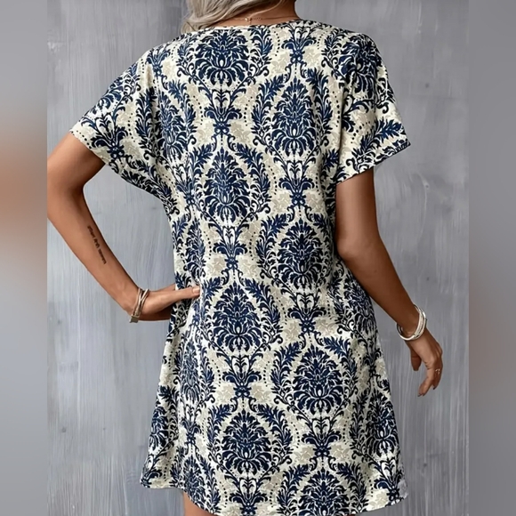 Beautiful print dress, very classy, new never worn, size S/M - Picture 3 of 9